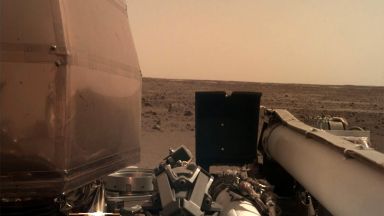 Сондата "ИнСайт" изпрати първата си детайлна снимка от Марс