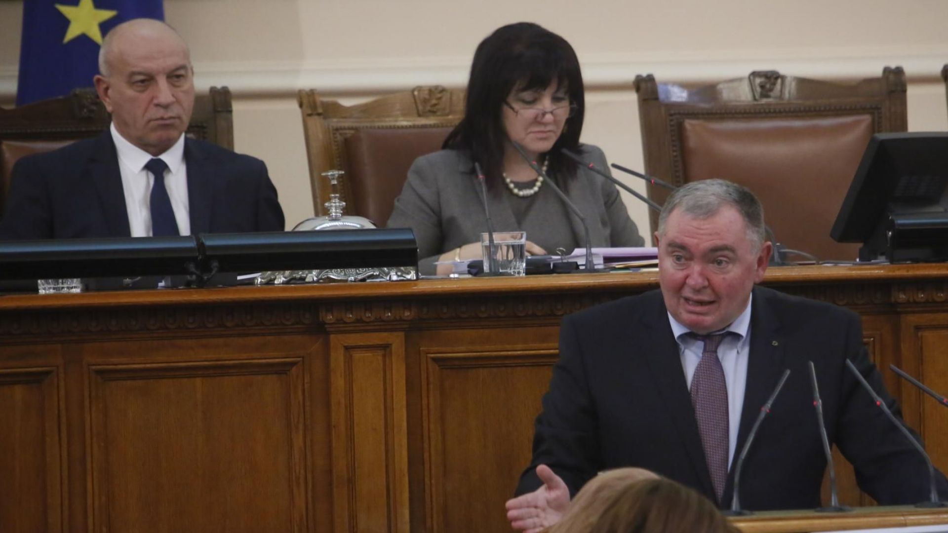 Парламентът удължи заседанието си до приемането на второ четене и