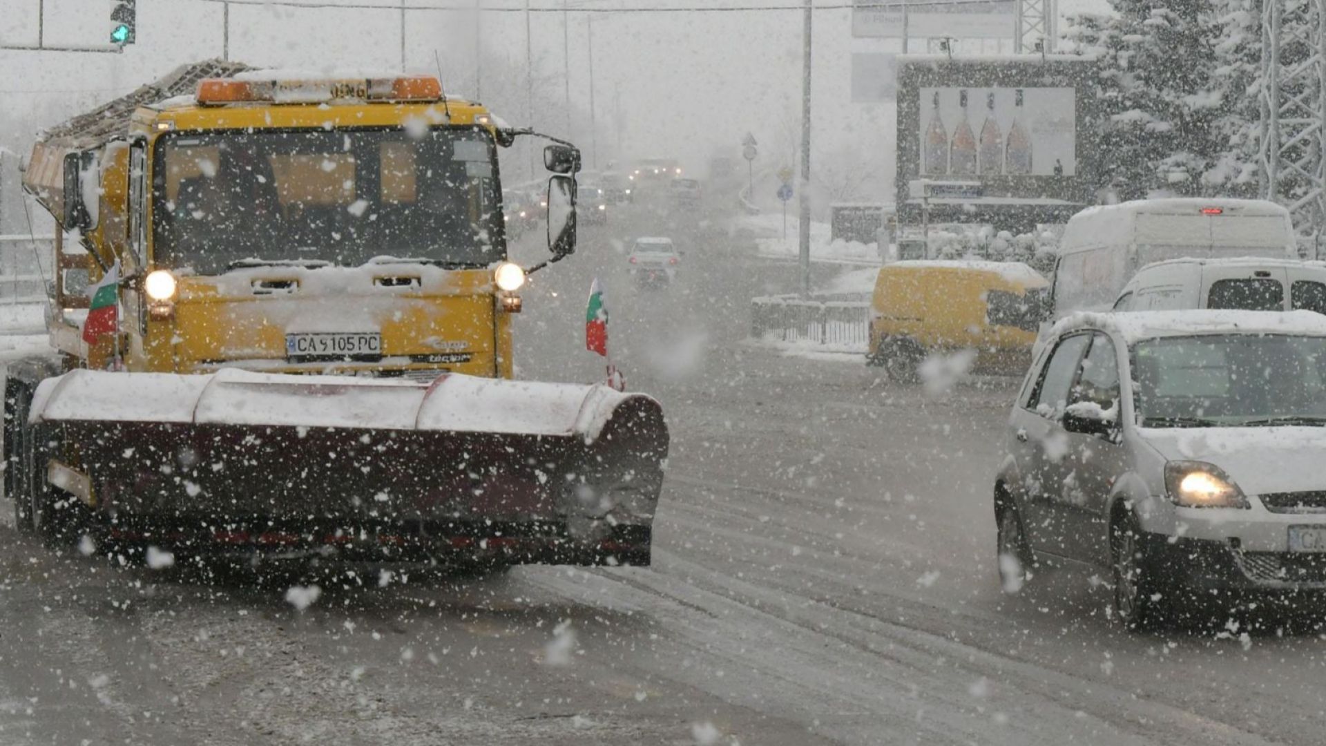Опасно време: Сняг и бурен вятър в страната