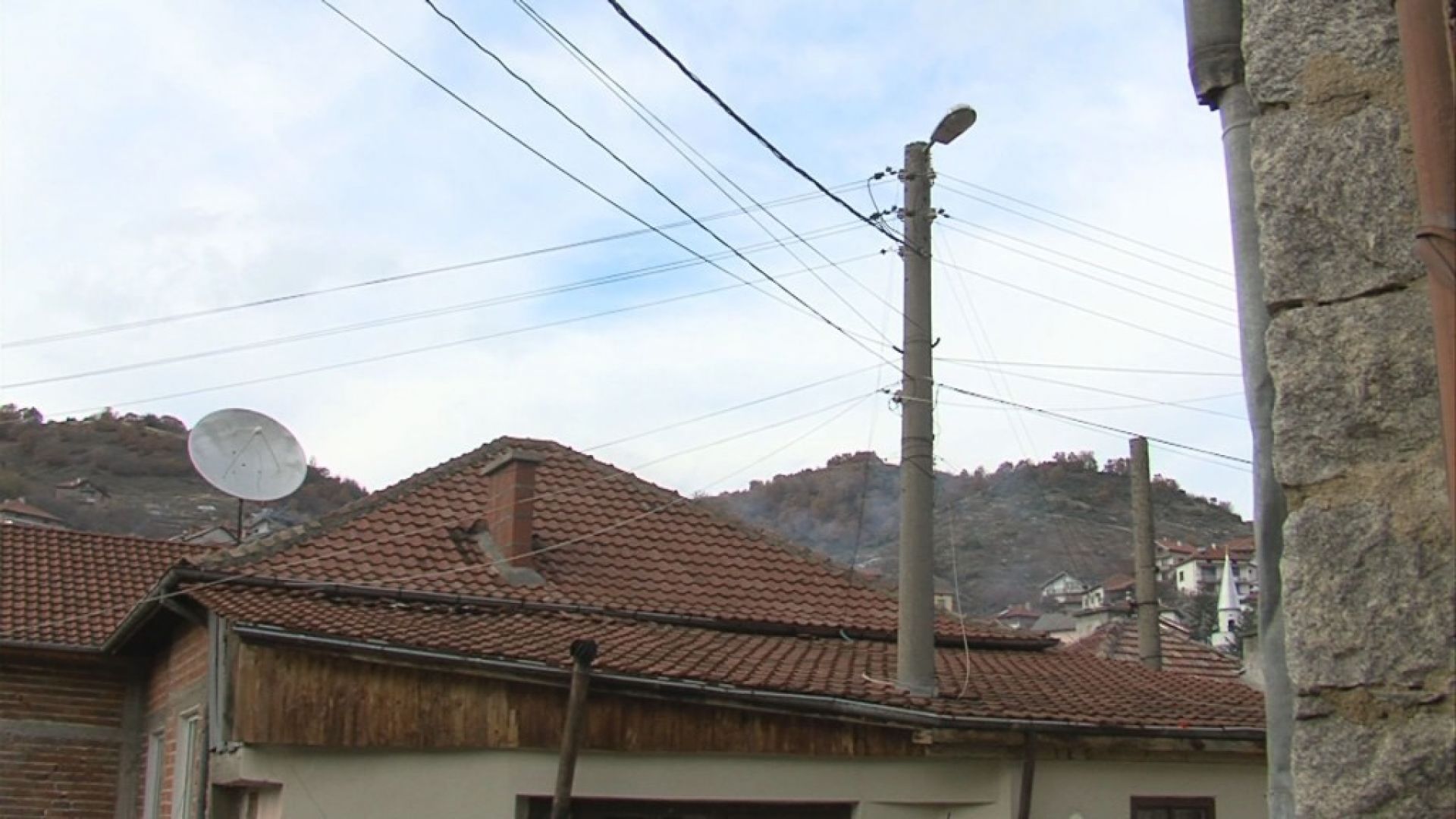 Електрически стълб минава през стаята на къща и излиза през