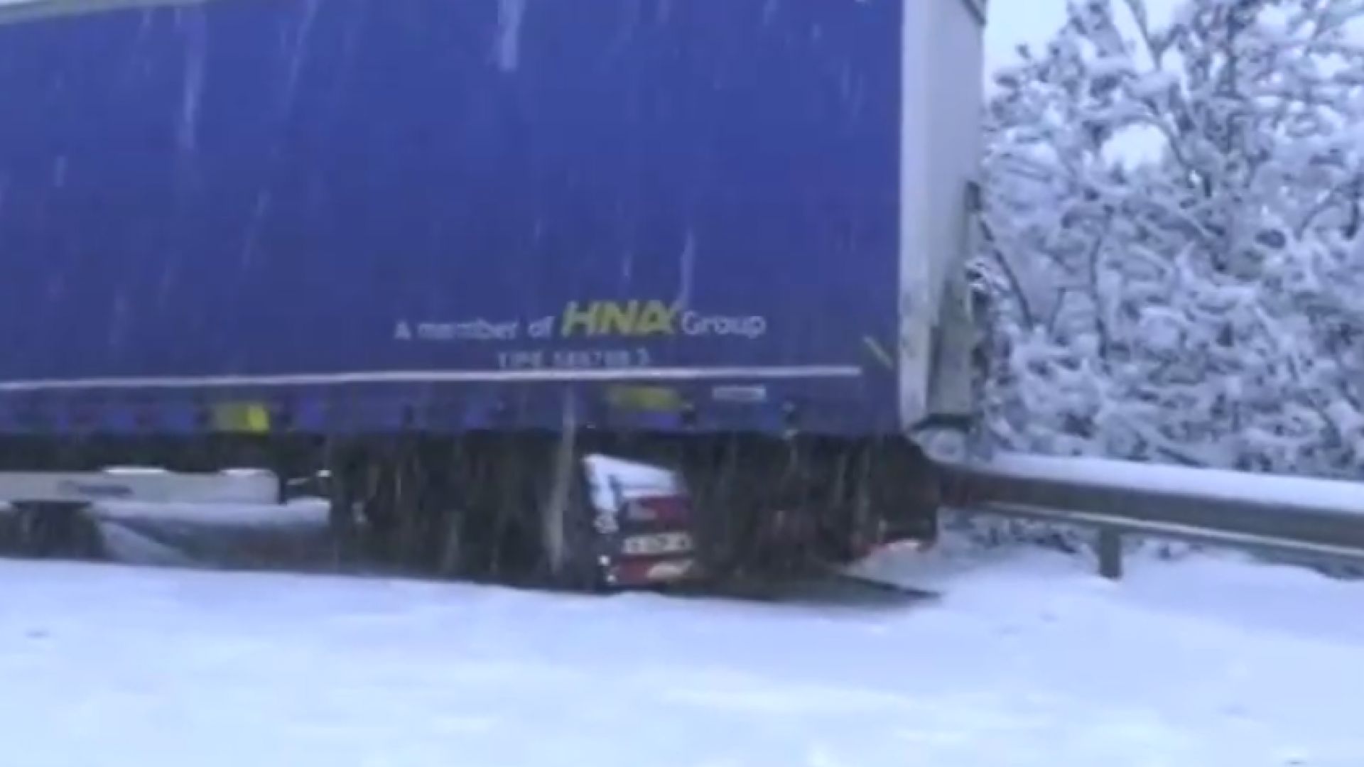 Инцидент затвори пътя Видин Монтана тази сутрин ТИР се обърна в