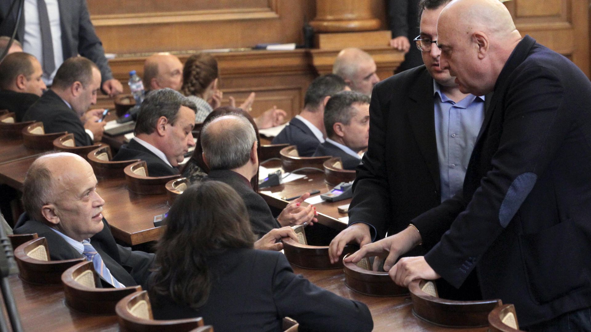 Парламентът прие бюджетите на фондовете за майчинство трудови злополуки и