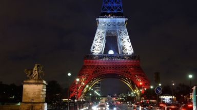 Стълби от Айфеловата кула бяха продадени за 170 000 евро