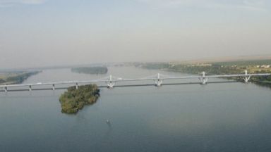 Задържаха мъж който е опитал да мине Дунав мост 2