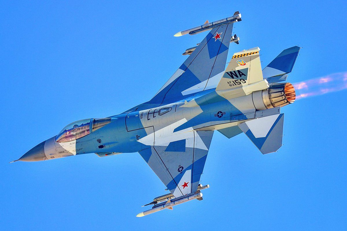 F-16, имитиращ в случая Су-27