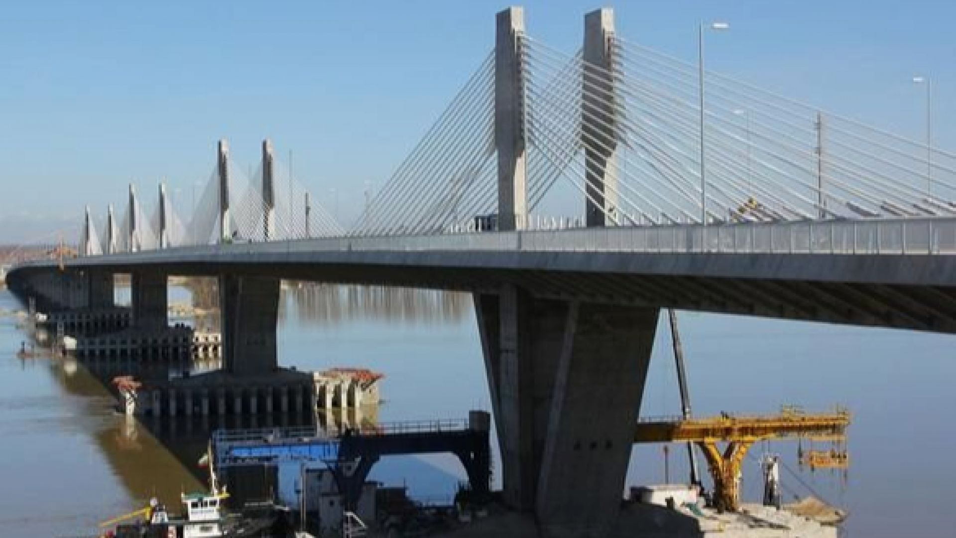 Огромна колона от тирове се е образувала на Дунав мост