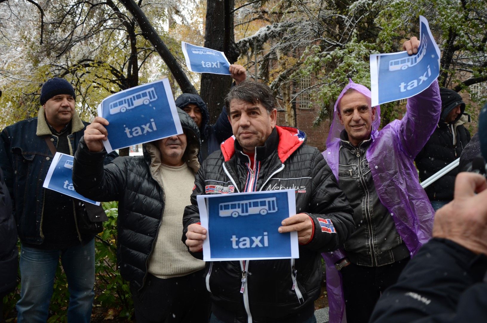 Таксиметрови шофьори излязоха на протест