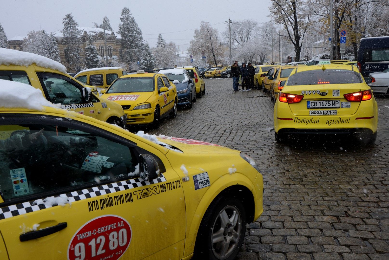 Таксиметрови шофьори излязоха на протест в София. Недоволството им основно е срещу неактуализираните с години минимални и максимални тарифи за превоз