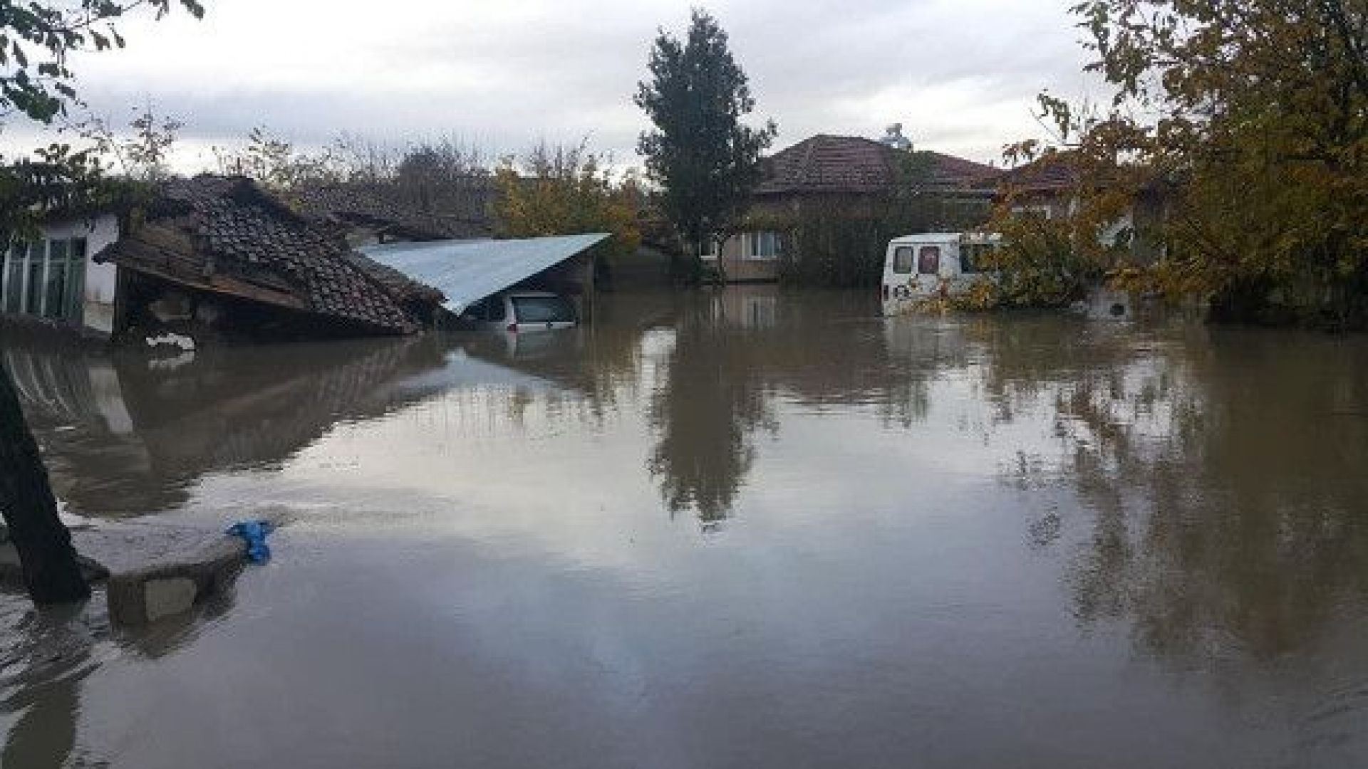 Поройните дъждове които от 12 часа насам не са спирали