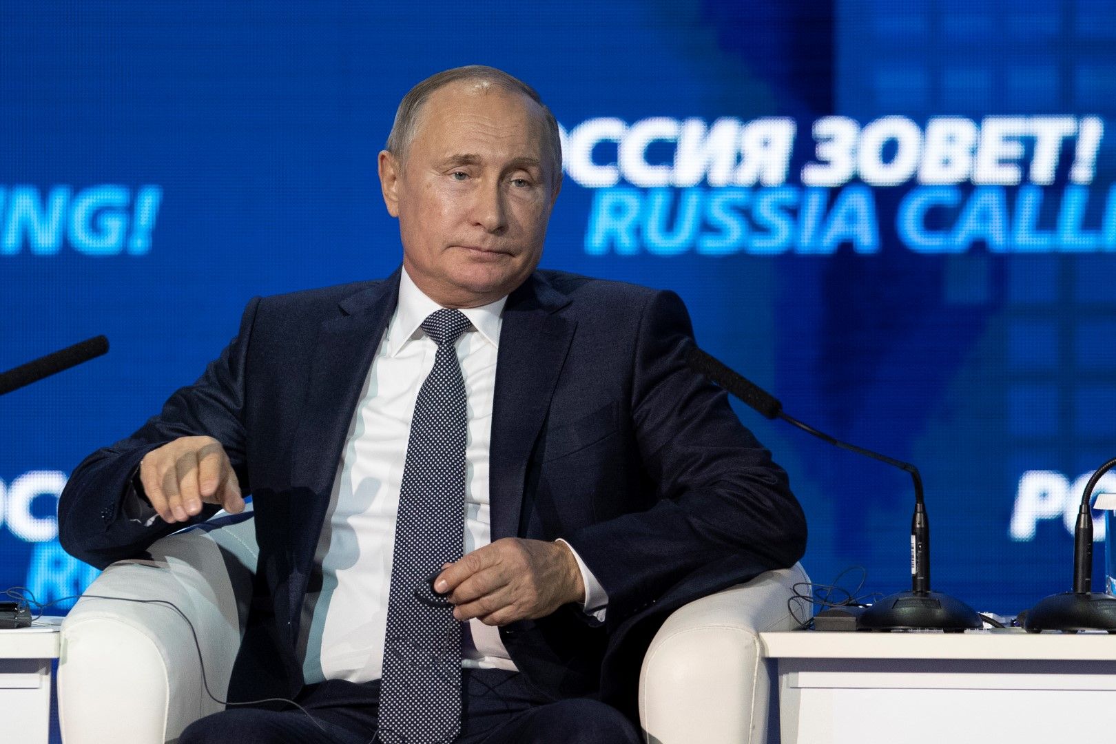 Руският президент Владимир Путин заяви, че оставя без отговор опитите на украинския си колега Петро Порошенко да разговаря с него по телефона