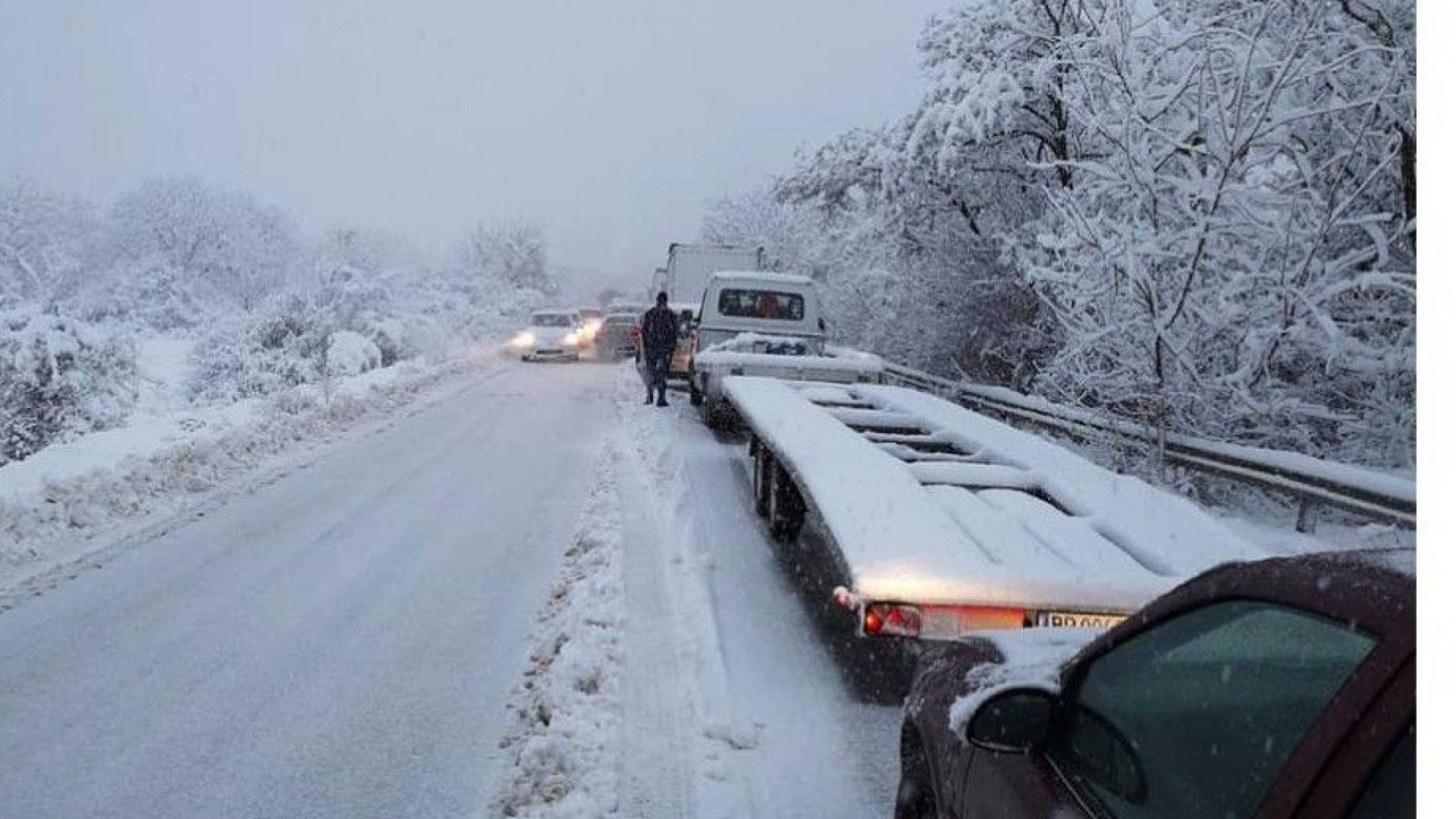 Непочистените от снега пътища предизвикаха хаос във Видинско и Монтанско