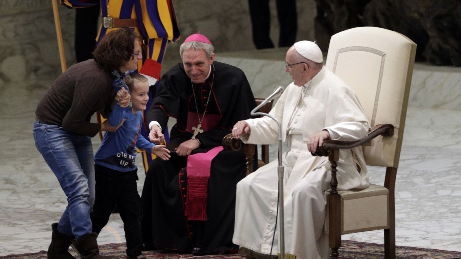 Момченце прекъсна речта на папата, заигра се до него (видео)