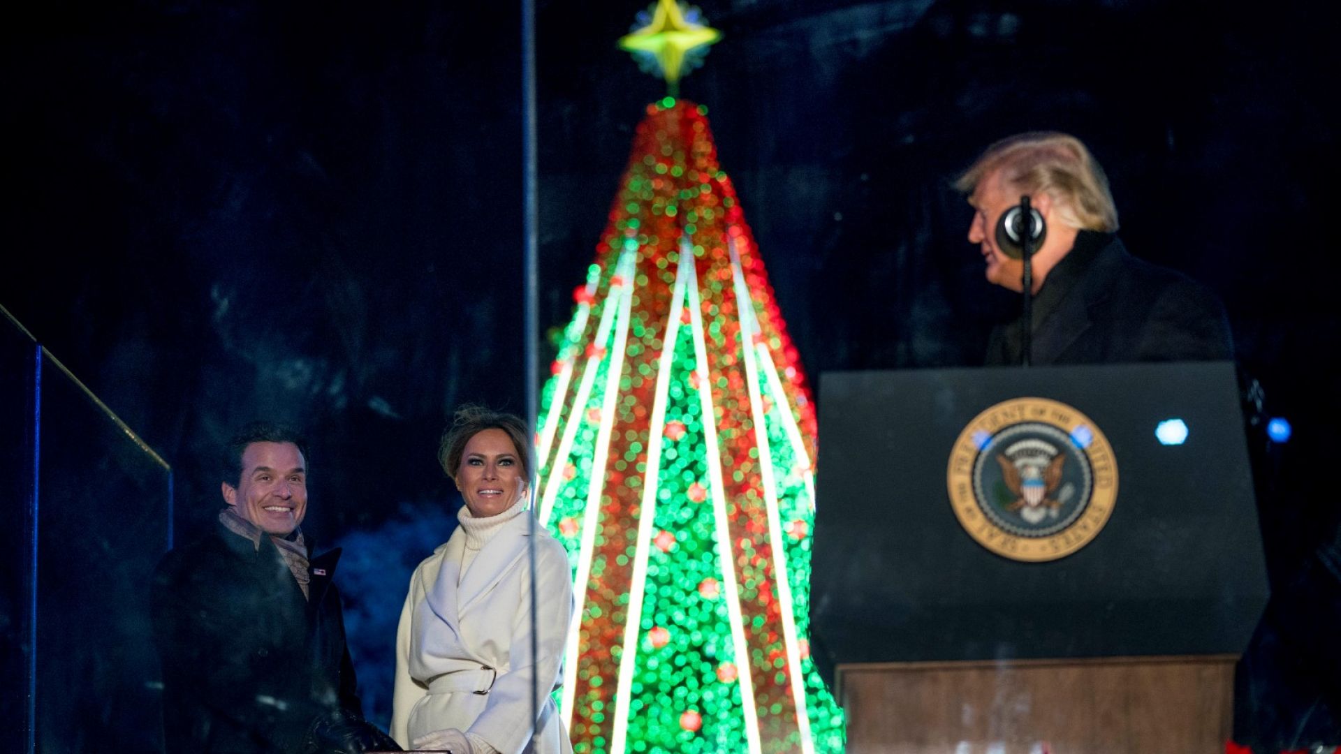 Президентът на САЩ Доналд Тръмп участва в церемонията по запалването
