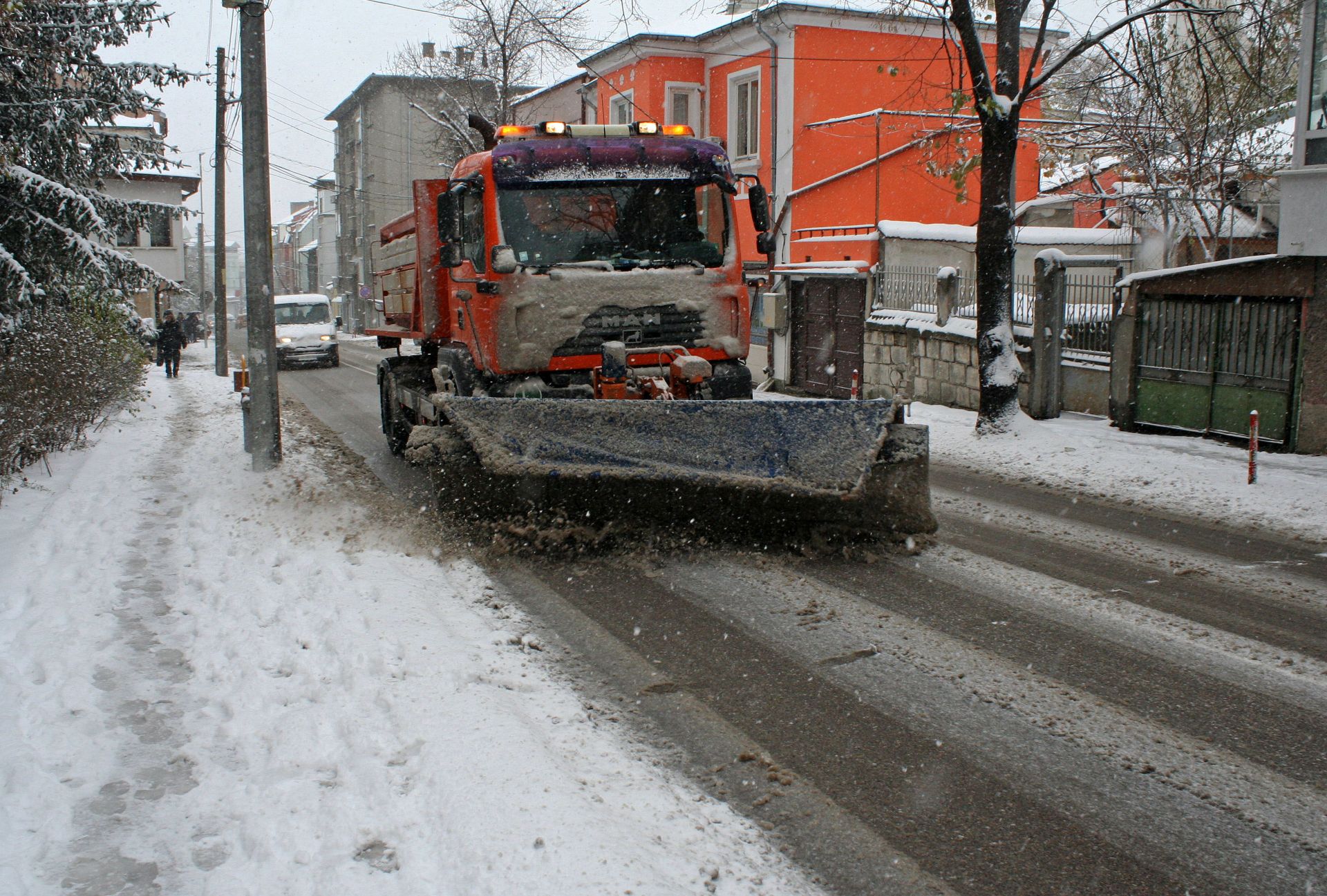 Над 140 снегопочистващи машини са на терен, като са обработвани трасетата на обществения транспорт