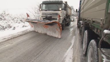 Втори ден тежка зимна обстановка по пътищата в страната