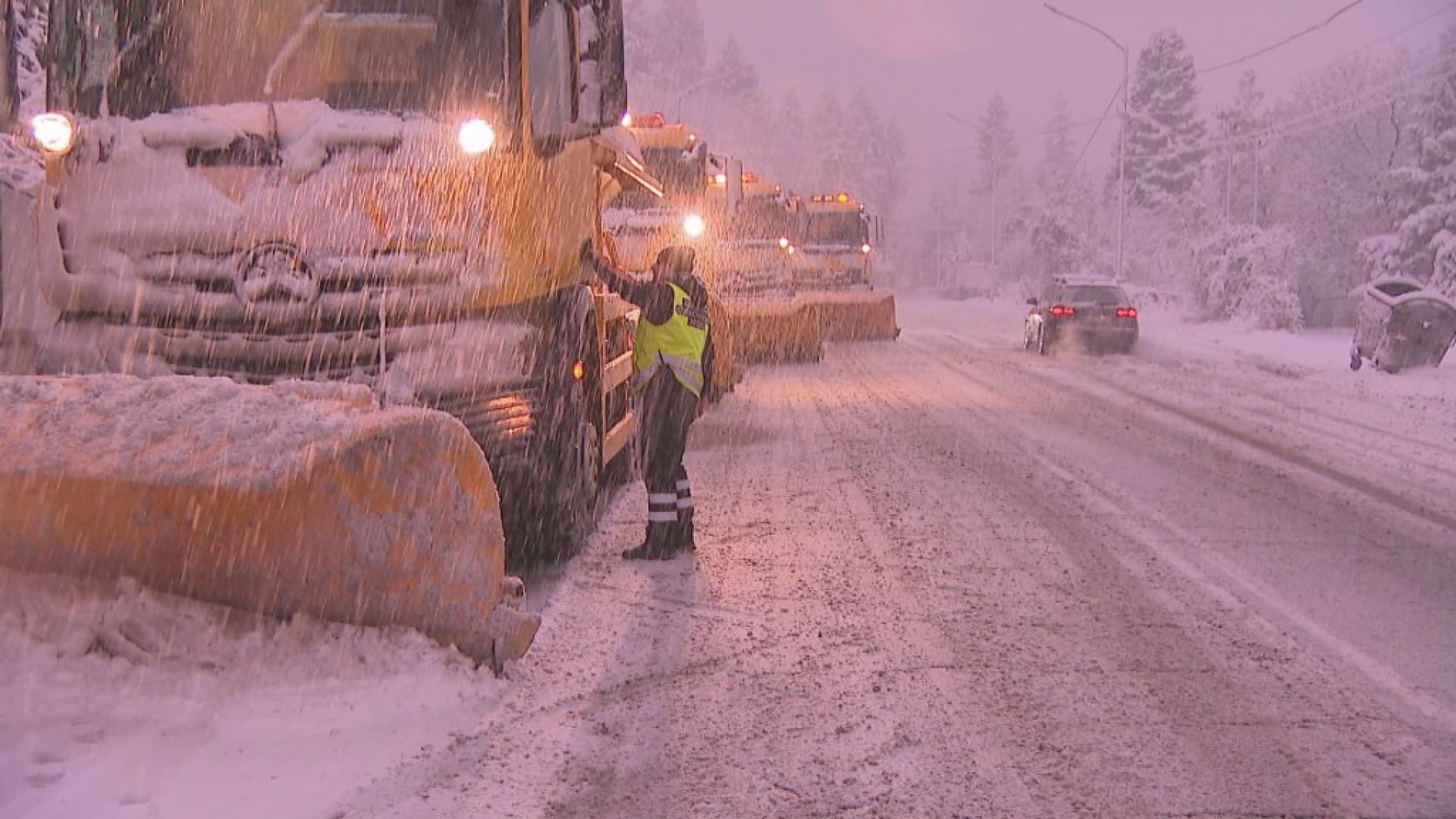 Заради обилния снеговалеж в София 160 снегорина започнаха да почистват