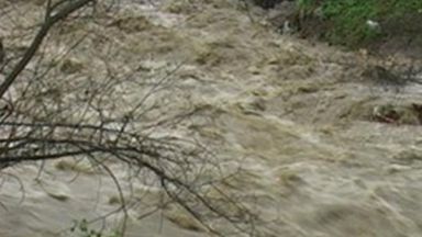 Река Велека преля и затвори пътя Ахтопол-Резово, военни взривяват пясъчната коса