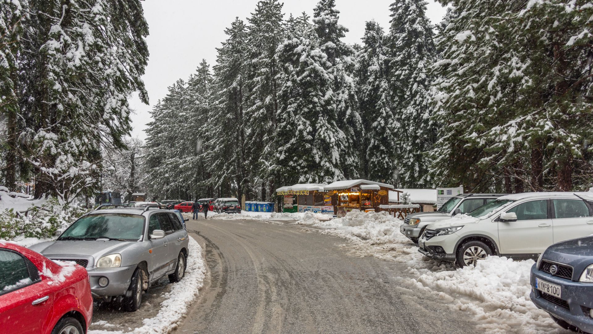 Сняг вали почти в цяла Гърция На места се изискват