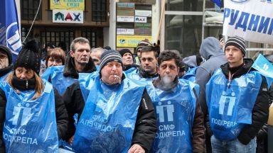 Шествие на енергетици блокира центъра на София