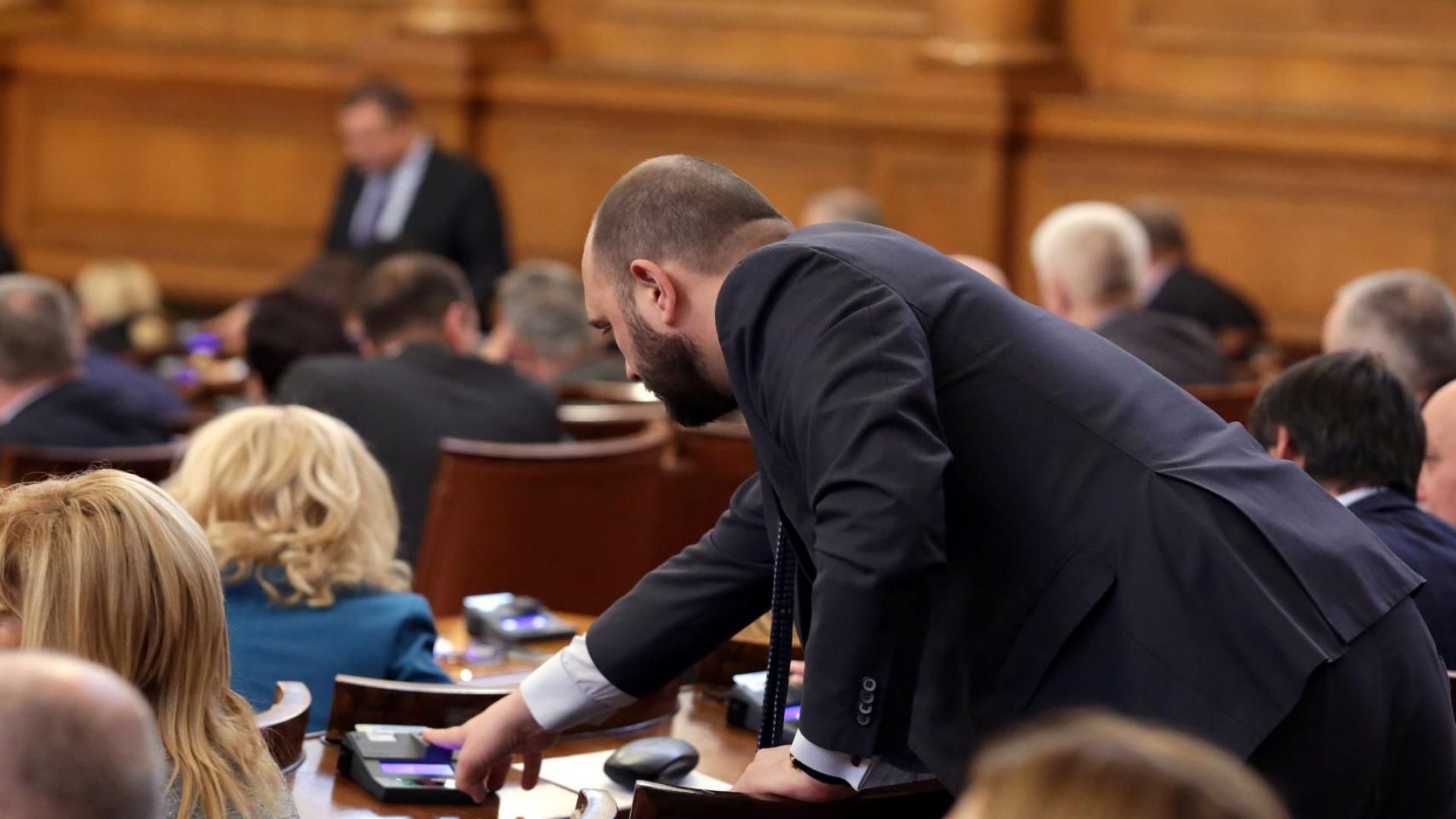 Въпреки обещаното от Борисов намаляване на партийната субсидия на 1