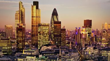 Банките в Лондон искат да сложат край на офисната пауза с примамки