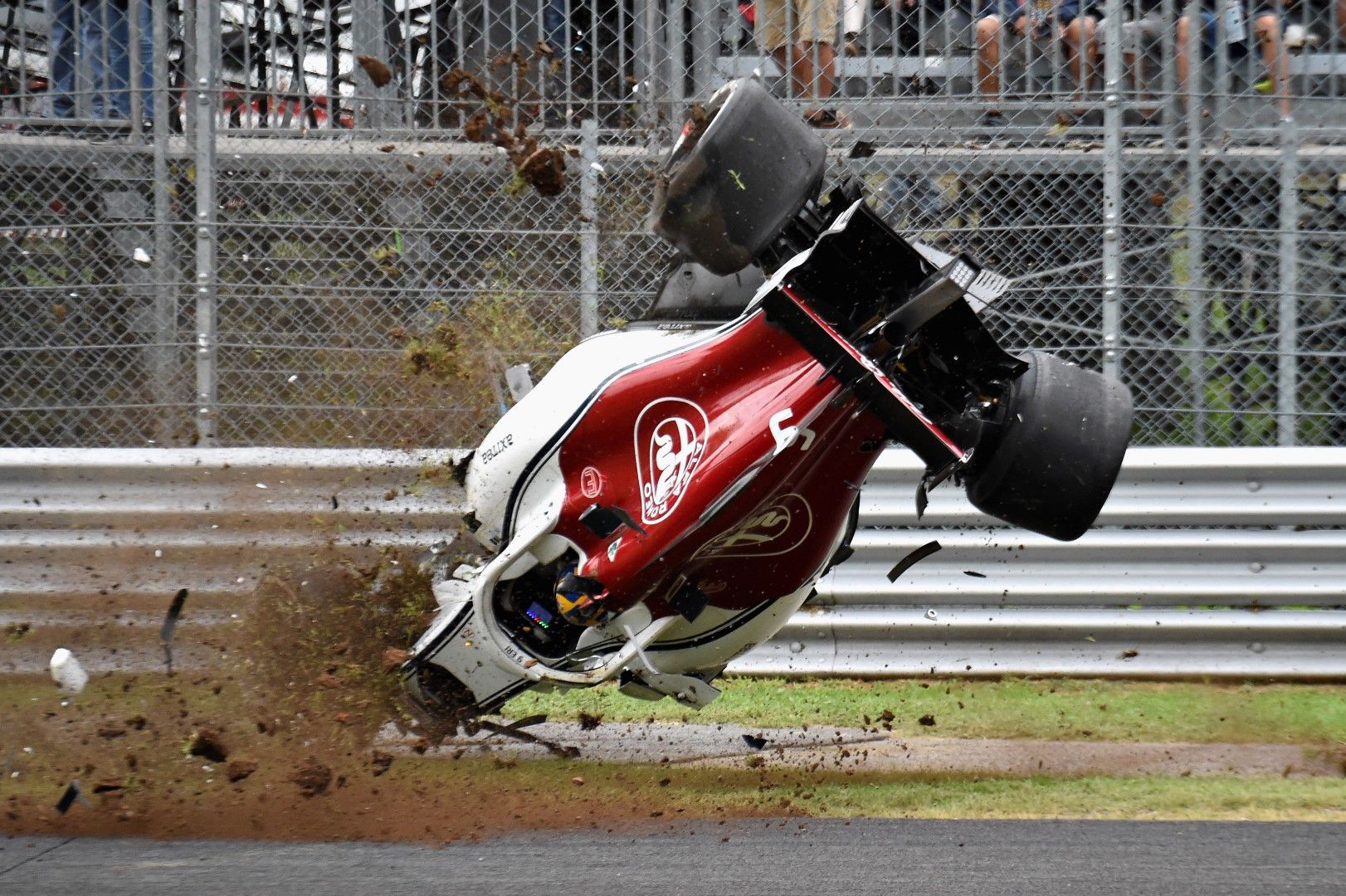 Маркус Ериксен се разби в една от свободните тренировки във Формула 1