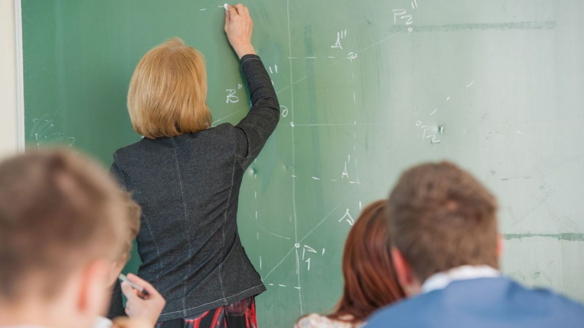 Индивидуалните работни заплати на педагогическите специалисти се увеличават с не