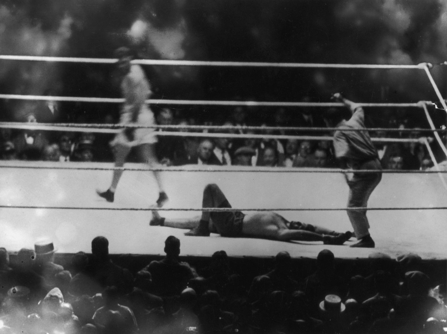 Джак Демпси - Луис Фирпо На 14 септември 1923 г. шампионът Демпси   защитава титлата си, а претендент е Бикът от   Пампасите - Фирпо. Един от най-лудите мачове   в историята продължва по-малко от два рунда. В първия Демпси сваля 7 пъти (!) съперника,   като тогава няма правило за три нокдауна.   Шампионът просто чака разклатения аржентинец   да се изправи, и го просва пак, и пак... Но в края на този рунд Бикът забива такава   серия юмруци в брадата на Демпси, че го   преобръща с краката нагоре през въжетата.   Шампионът удря главата си в пишеща машина   край ринга, като получава огромна рана отзад   над тила. Въпреки това печели с нокаут в 57-ата секунда   на втория рунд от този изумителен спектакъл   на тежки удари.