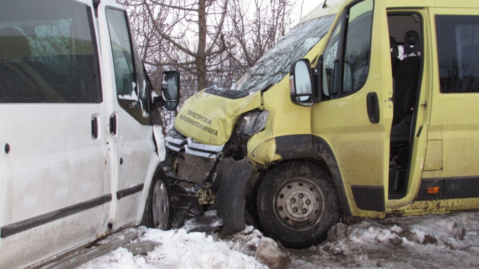 Дрифт с летни гуми довел до катастрофата с училищния автобус
