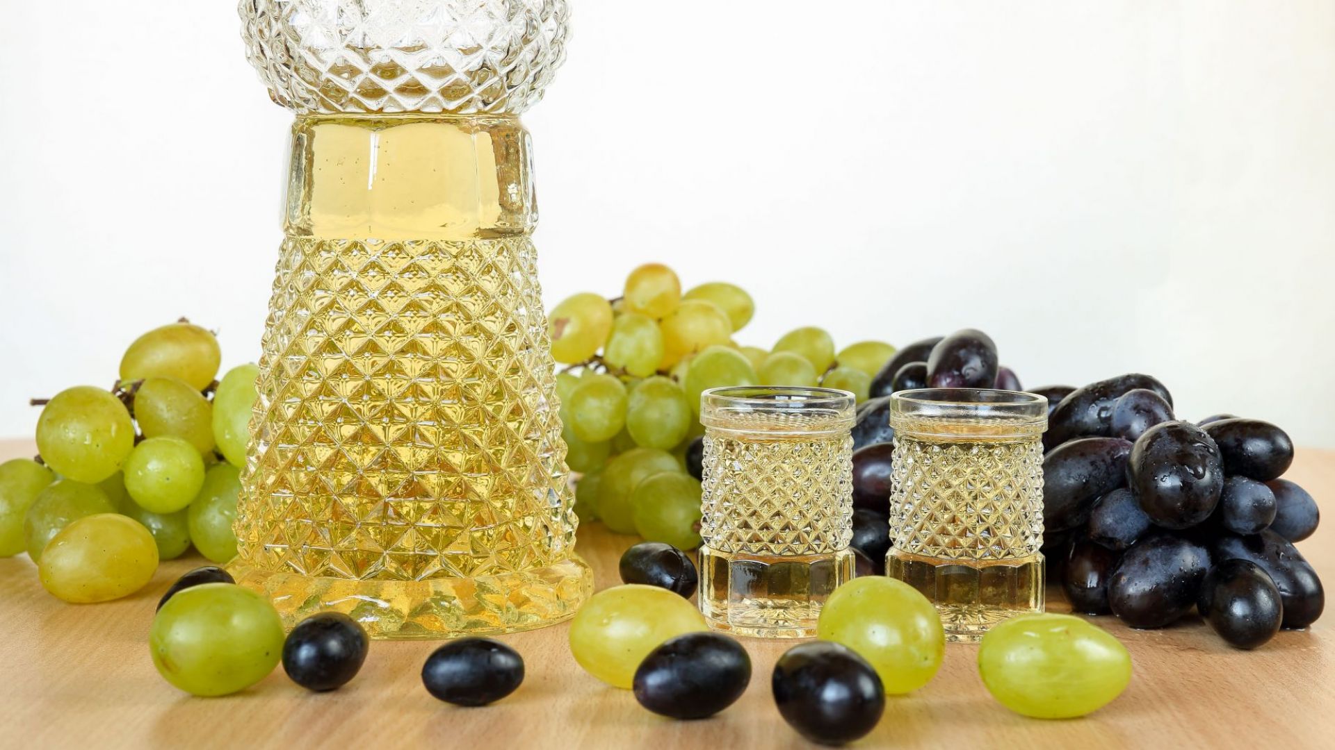 Европейската комисия одобри искането на България карнобатската гроздова ракия да