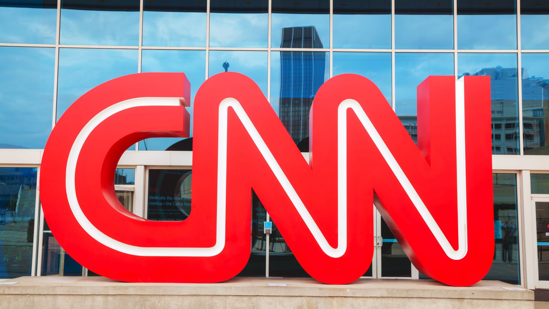 Евакуираха централата на CNN след бомбена заплаха