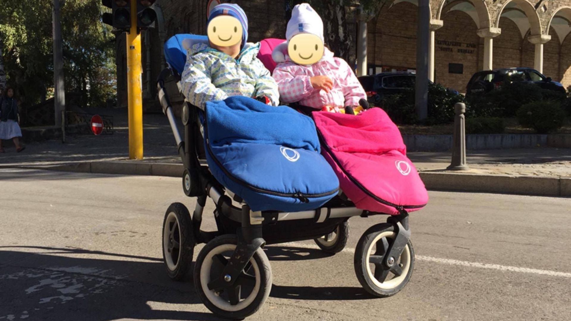 Мъж е задигнал количката на 2 годишни близначета от кооперация в