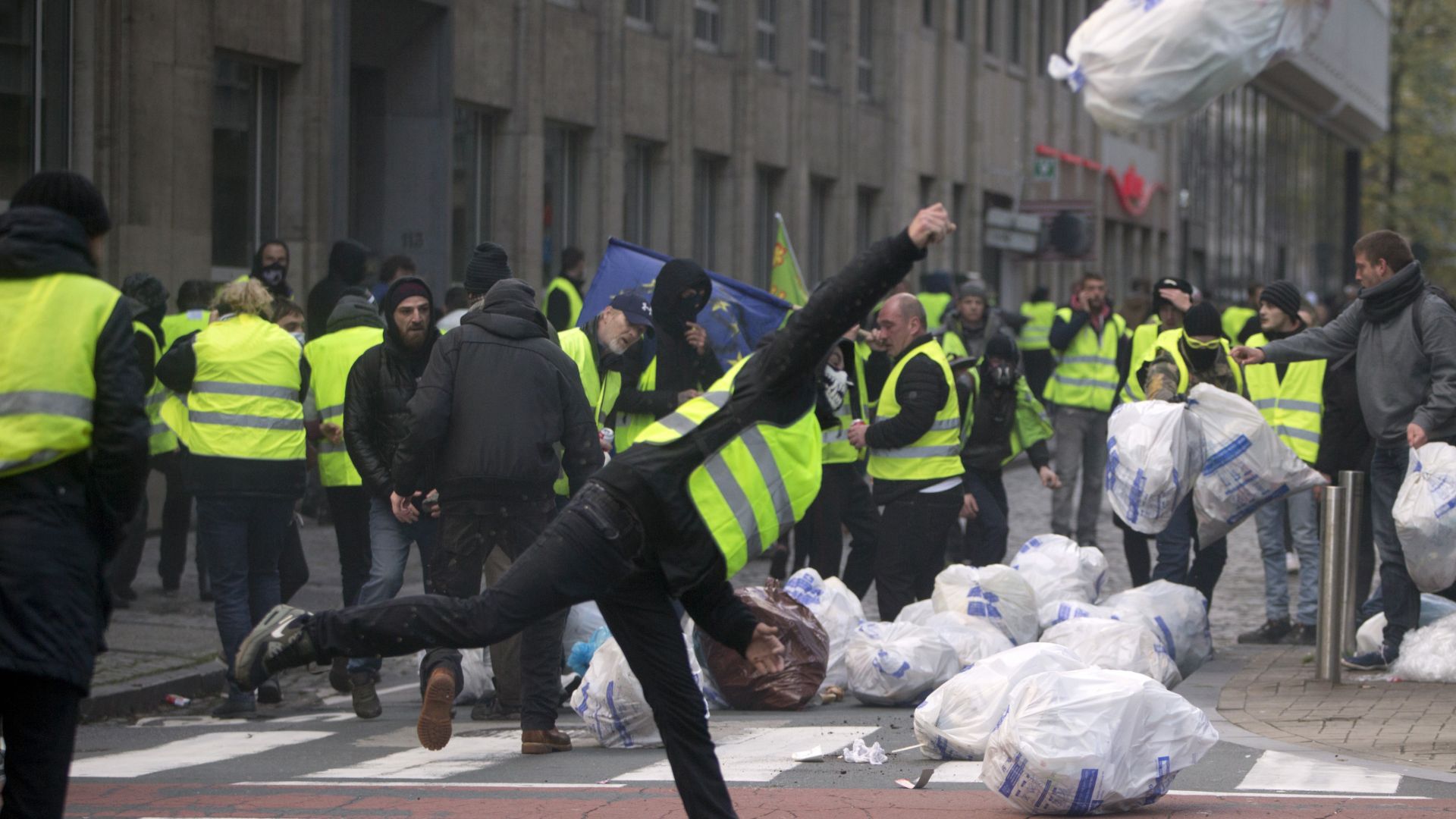 Журналист който предаваше на живо в интернет днешния протест на