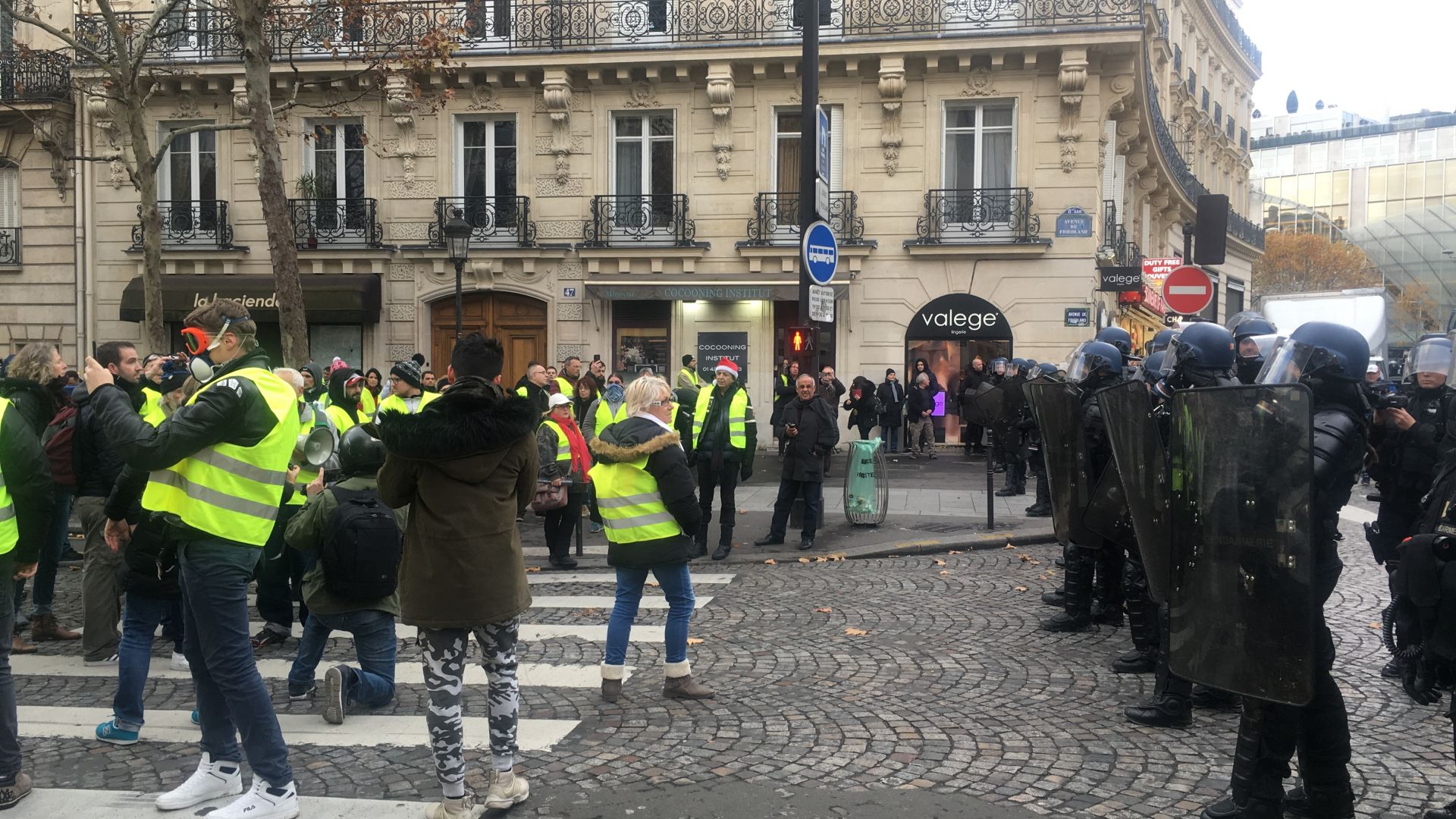 Работници поставяха днес метални прегради и закриваха с шперплат витрините