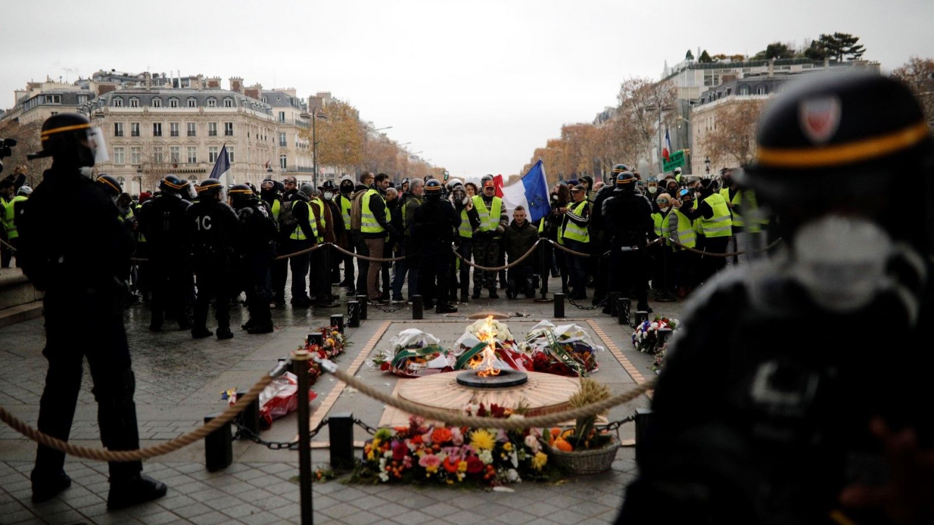 Първите сблъсъци на жълтите жилетки с полицията в центъра на