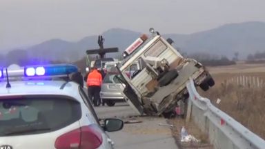 Кола изхвърли "Пътна помощ" на мантинелата на магистрала "Струма"