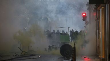 Арести и пердах при митингите в Париж, откраднат е автомат от полицейска кола 