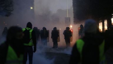  Франция обмисля изключително състояние поради безредиците в Париж 