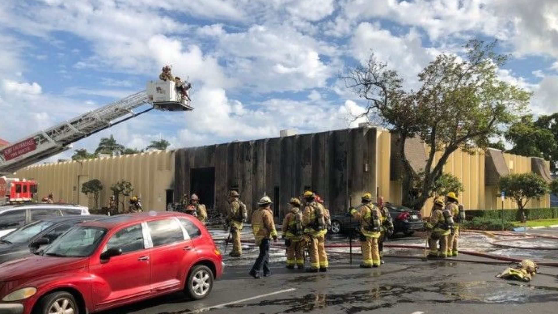 Най малко двама души са загинали след като малък самолет се