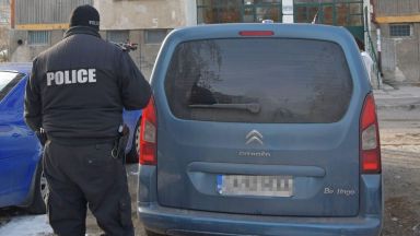 Задържаха дрогирания мъж, който се барикадира в дома си в София
