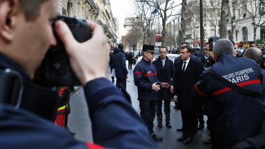 Макрон огледа щетите от безредиците в Париж, разбит е символ на Франция