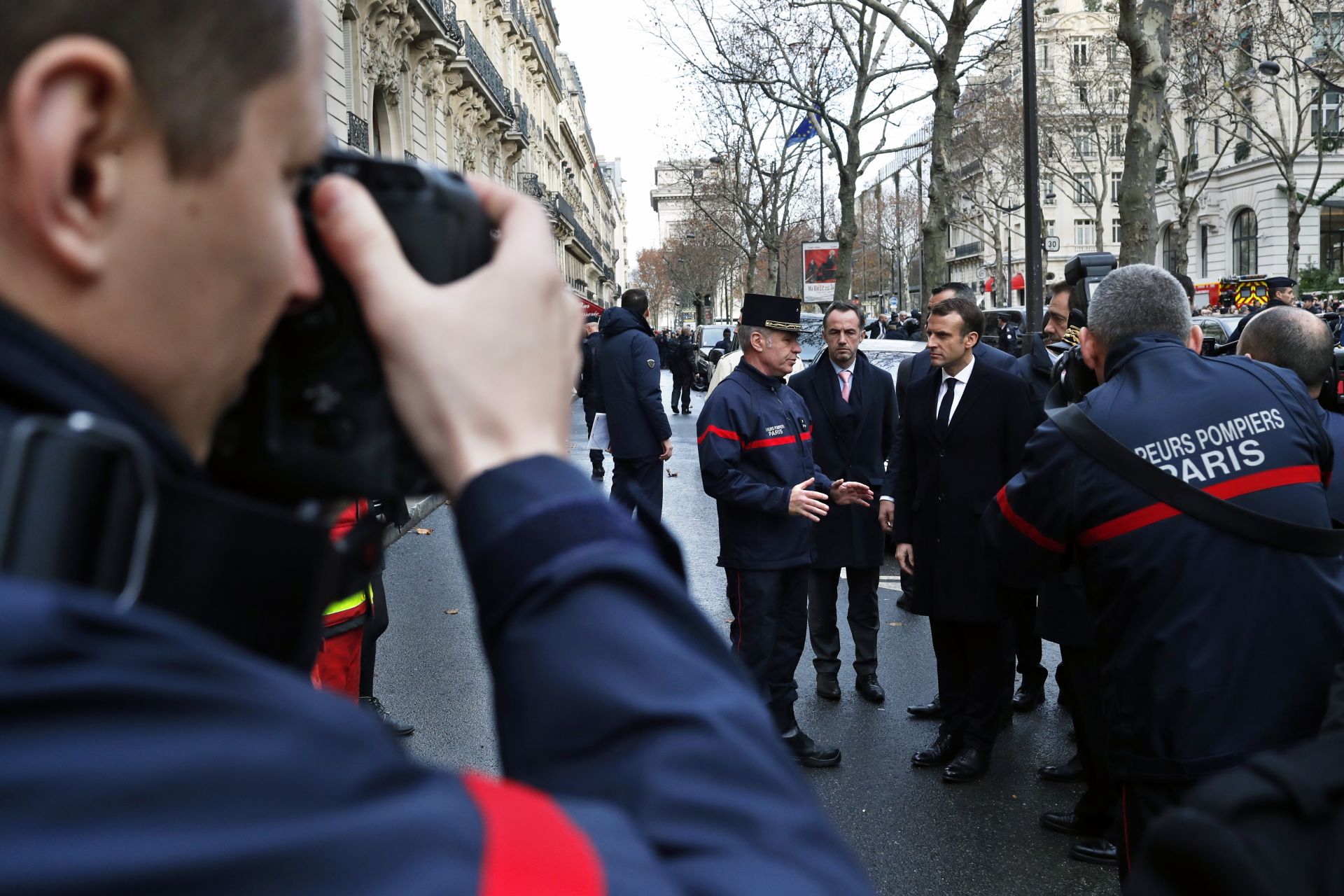 Еманюел Макрон разговаря с полицаи, които се грижат за възстановяване на реда във френската столица