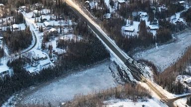 Времето в Аляска пречи на отстраняването на последиците от земетресението