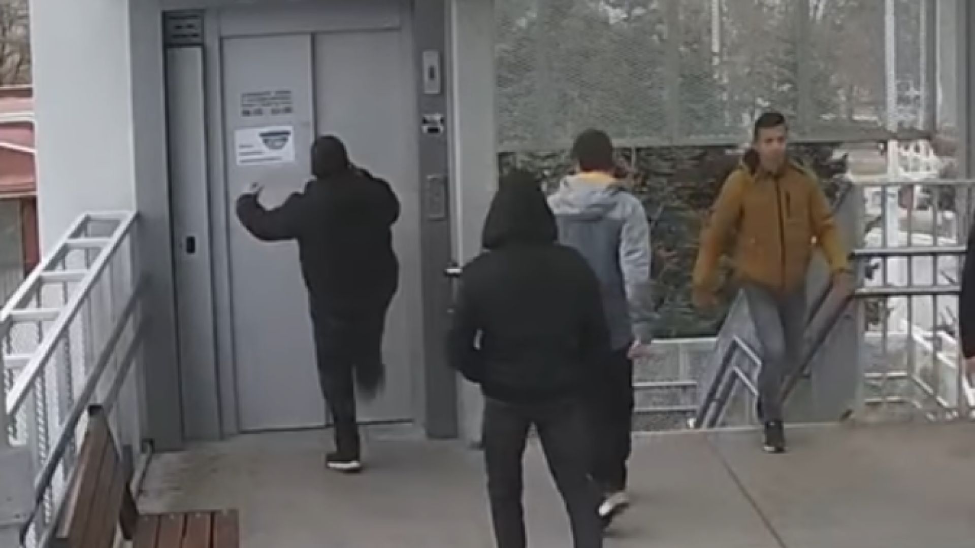 Охранителни камери в Бургас заснемат вандалски прояви на непълнолетни записите