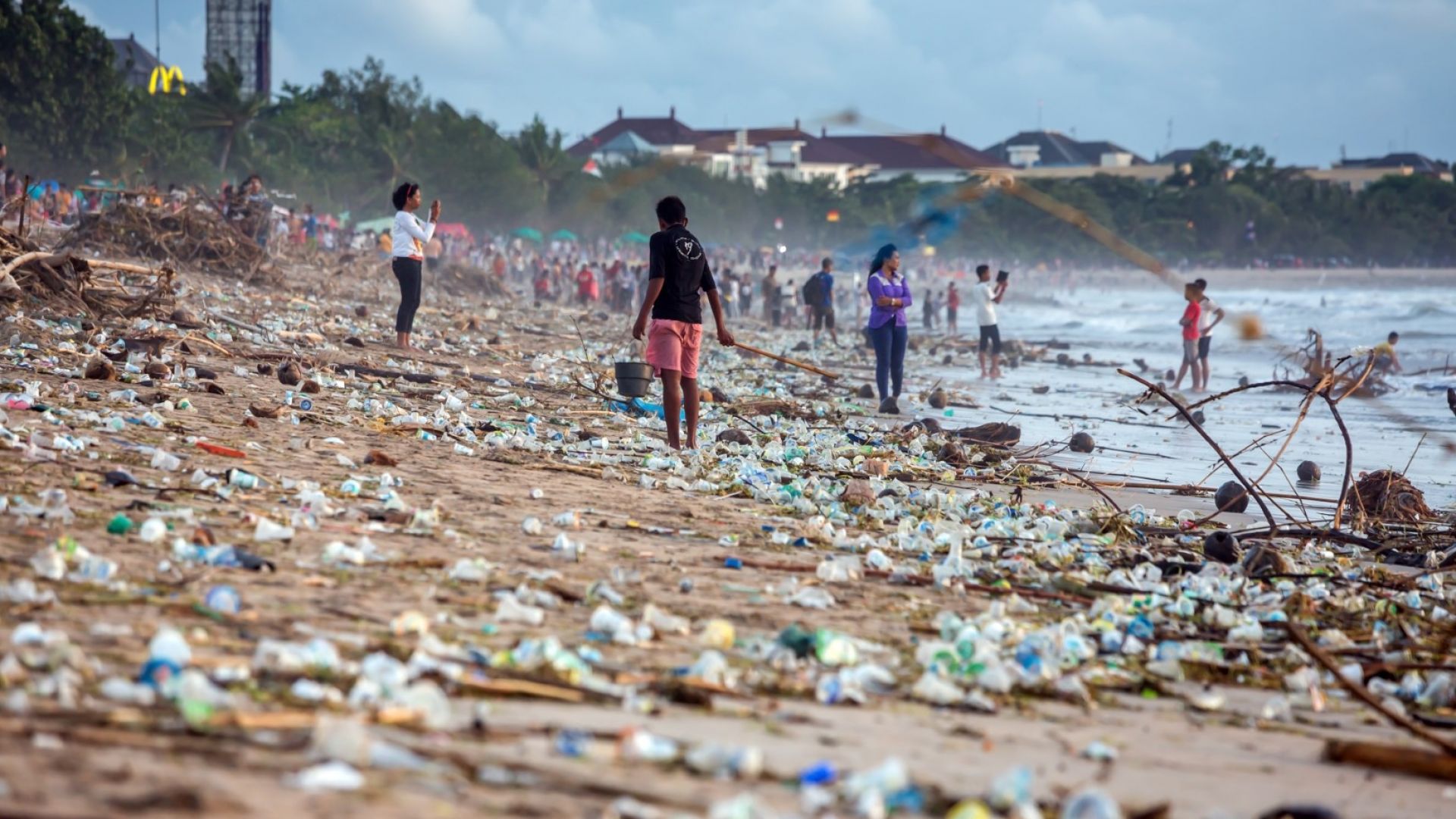 Плажовете на Индонезия - затрупани с отпадъци
