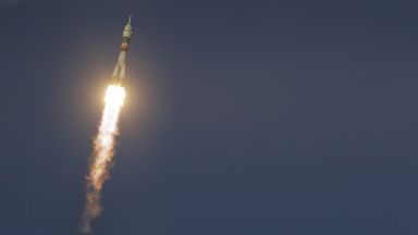 Ракетата "Союз" излетя успешно с космонавти на борда