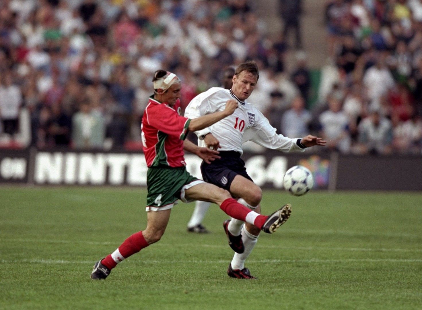Теди Шерингам срещу Станимир Стоилов, паметен кадър от мача през 1999 г. на "Българска армия" (1:1).