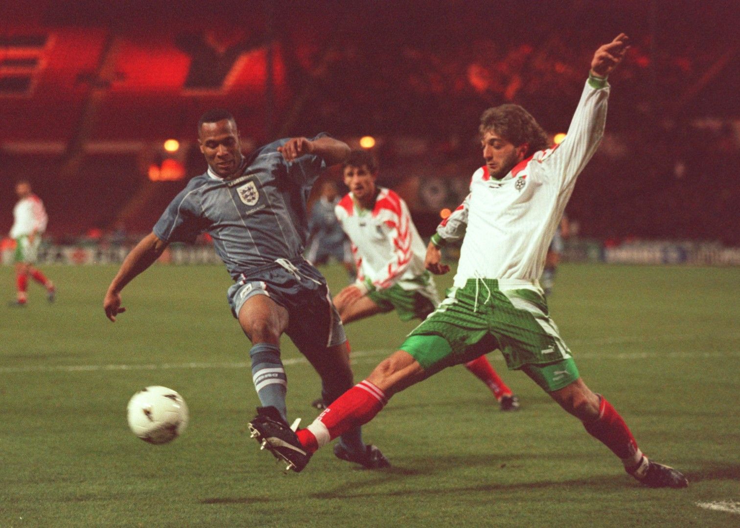 1996 г., контрола на "Уембли". Трифон Иванов опитва да спре Лес Фърдинанд, нападателя на англичаните. Негов гол направи разликата - загуба за нашите с 0:1 току преди Евро 96.