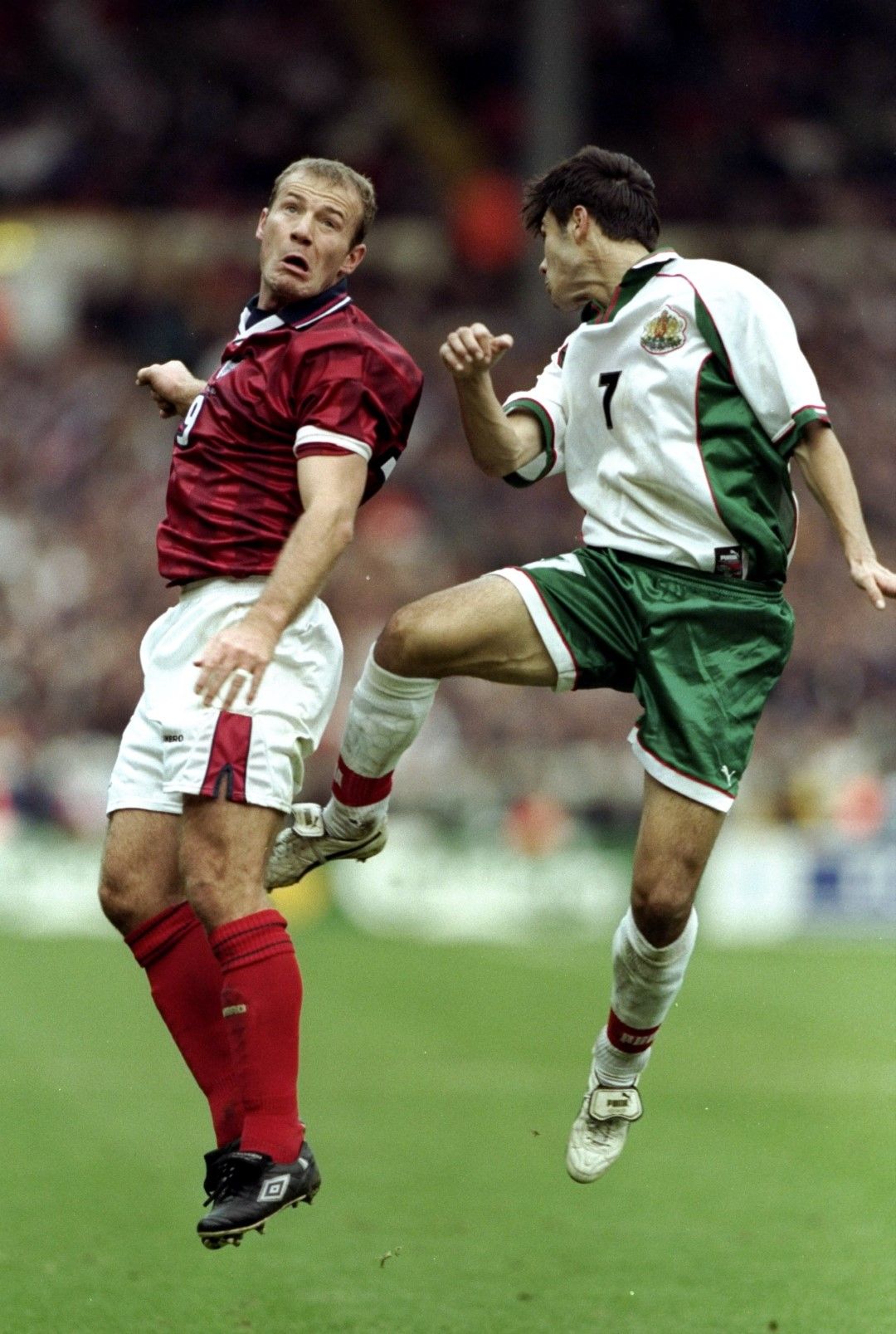 Алън Шиърър срещу Росен Кирилов в момент от мача през 1998 г. на "Уембли". Бранителят бе като гербова марка в двата мача срещу англичаните в квалификациите, а днес е наставник на Витоша (Бистрица).