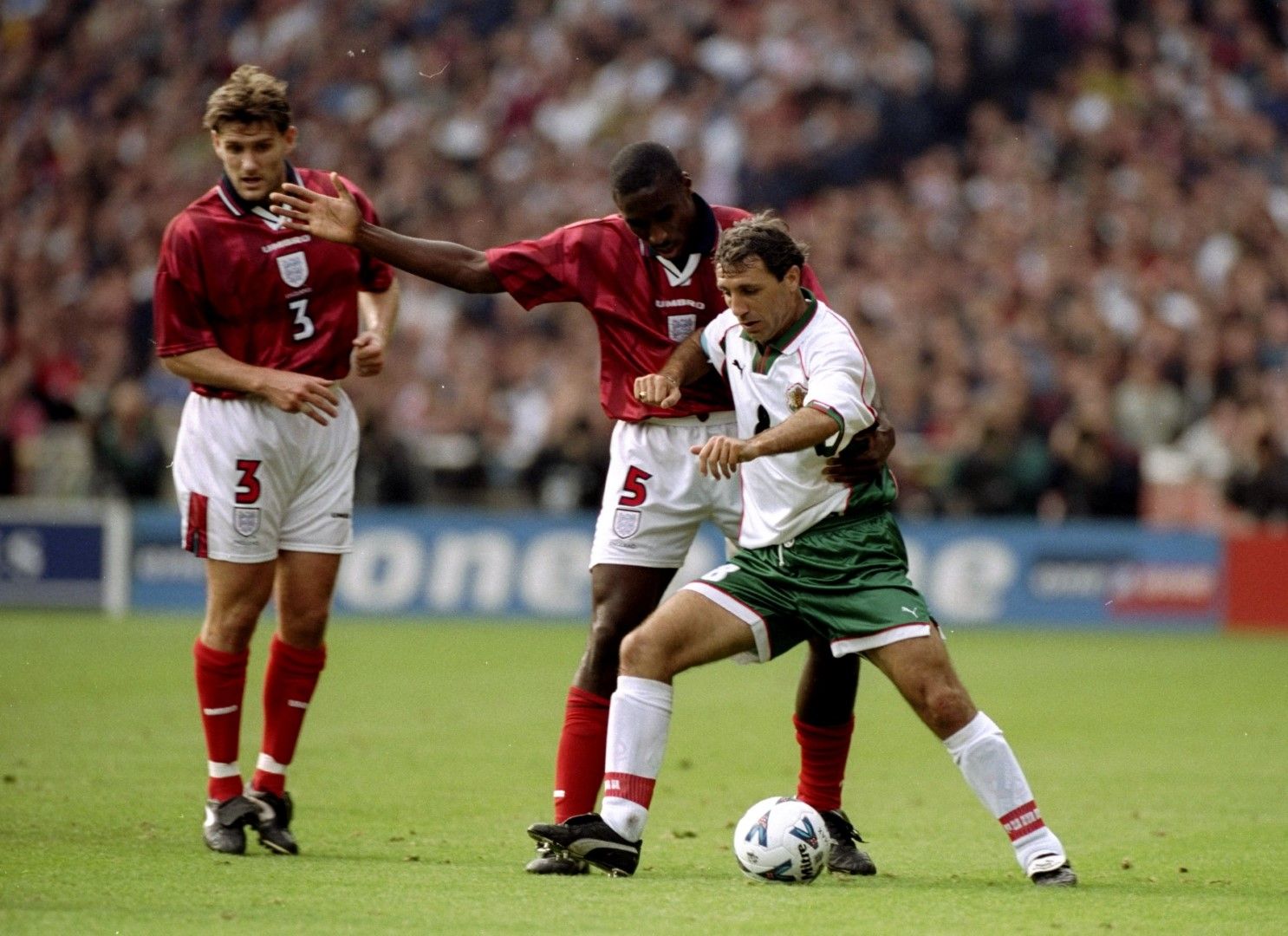 1998 г., отново на "Уембли". Христо Стоичков се бори със Сол Кембъл, а Анди Хинчклиф гледа отблизо. Удържахме 0:0 в Лондон в европейска квалификация.